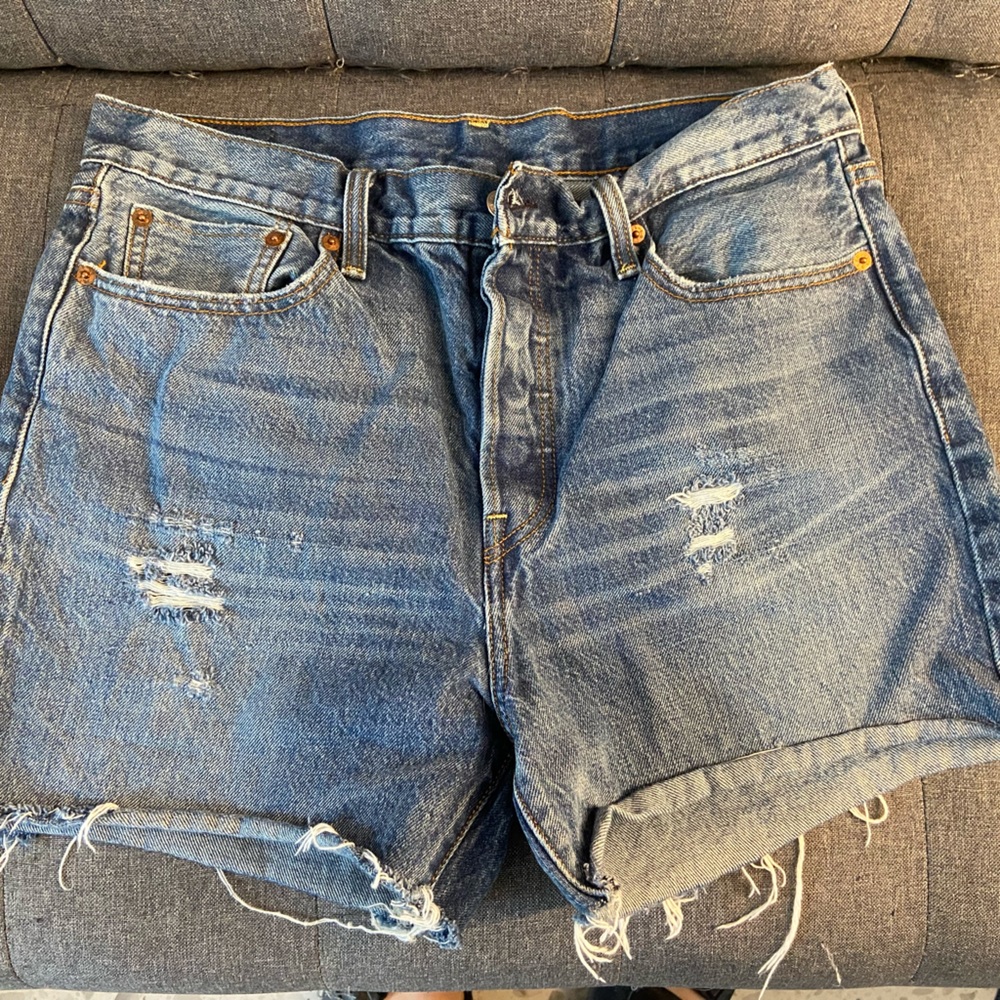 LEVI’S SHORTS - WAIST 31
